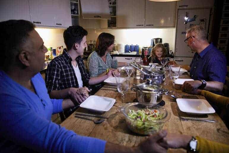Nederland Apeldoorn vluchtelingen uit Syrie op bezoek bij de familie Peter van Essen samen koken 1-10-2015 foto: Jaco Klamer